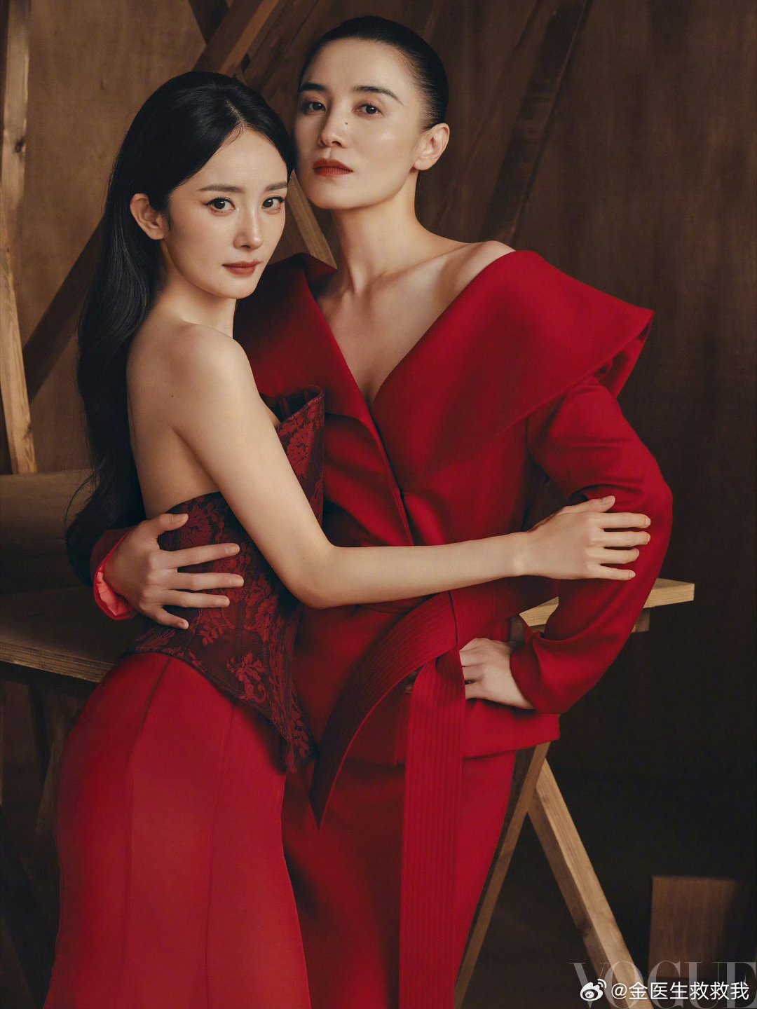 vogue又发了新图，宋佳搂杨幂[馋嘴]俺不中了宋佳好1[哈哈]VOGUE二十周