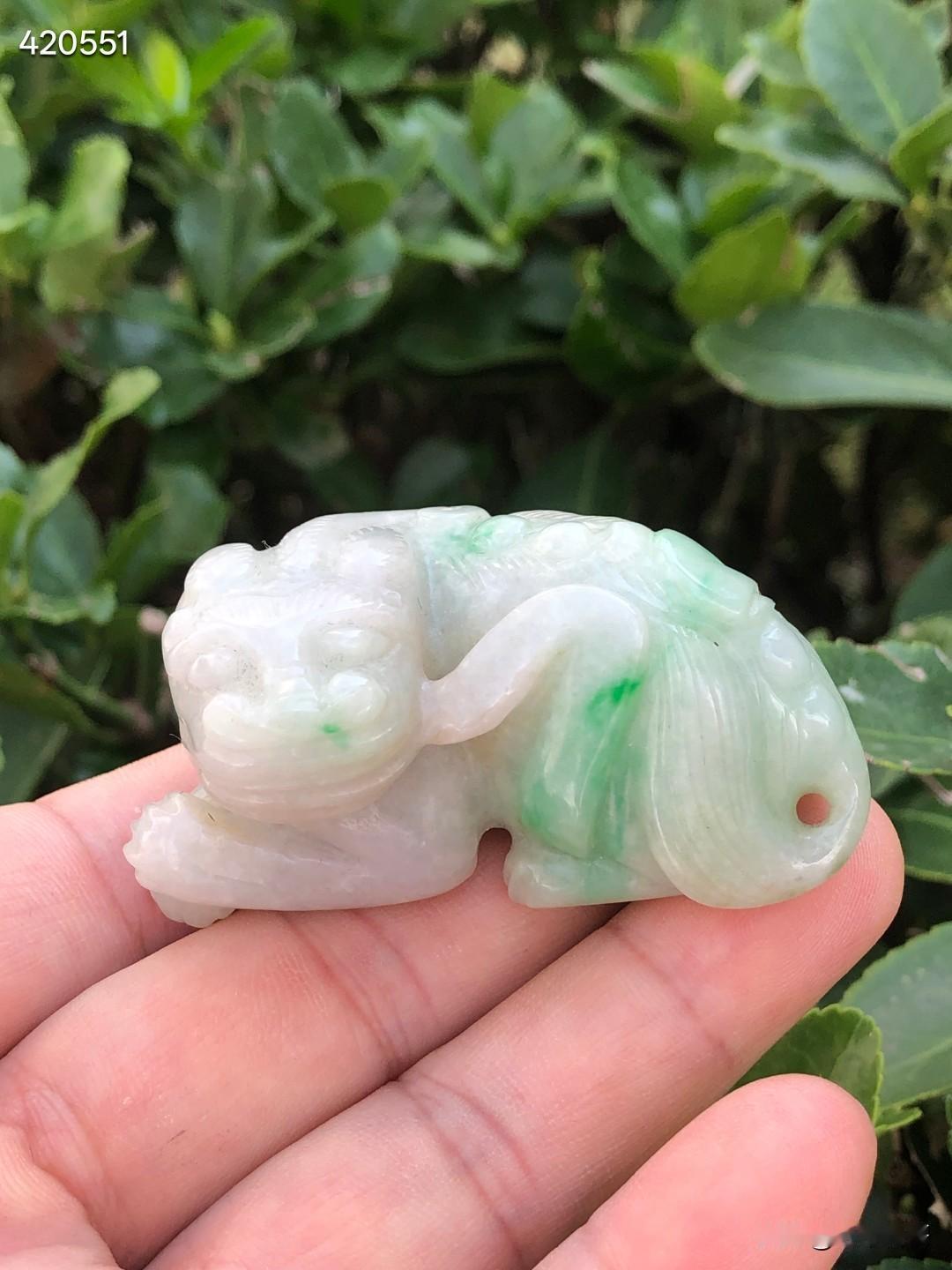 清代  老翡翠瑞狮把件。

规格：5.93*3.62*2.87cm