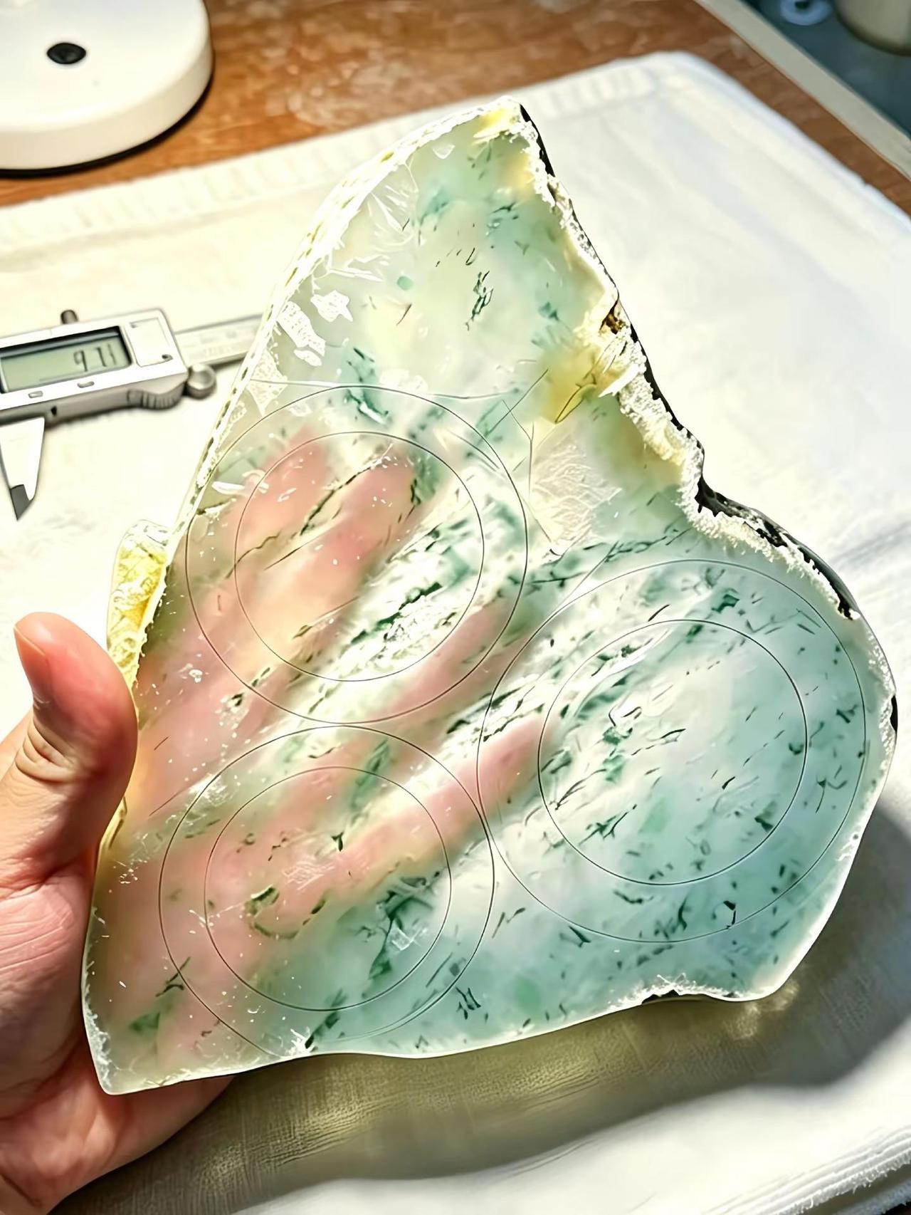 一刀切开，美女货主当场晕倒…翡翠 翡翠手镯 珠宝首饰 翡翠原石