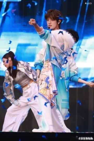 紫衫少年燃炸舞台！超大声笑纳爱意的元气直击心底，一身紫套装气质拿捏，少年感与舞台