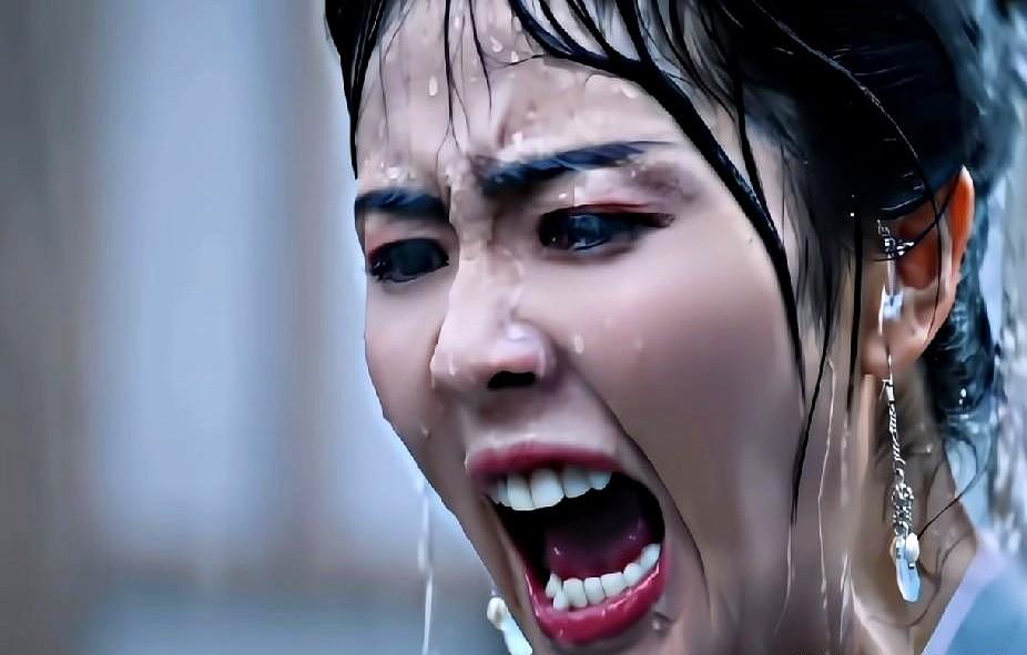 看到一句话笑了：白鹿这是去“进修韩剧班”了？
有人吐槽她演啥都爱瞪眼、撅嘴、大幅