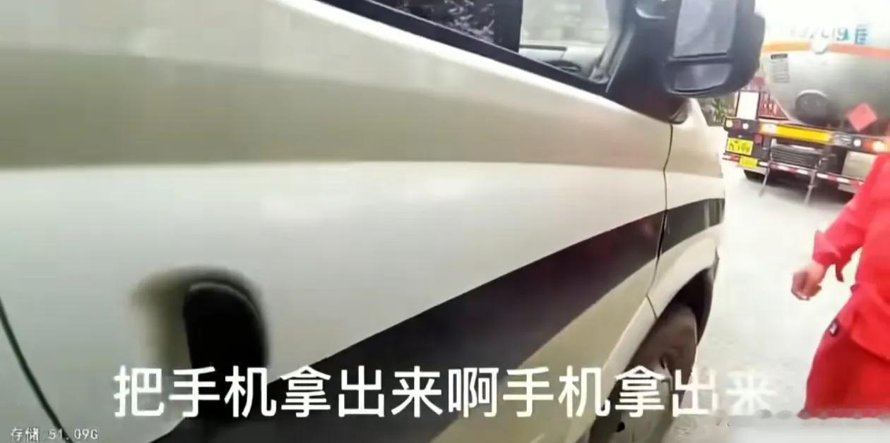 真是人才！上人家警车上偷手机，脑子缺根弦？
一红衣男子见路边停着一辆警车，开着门