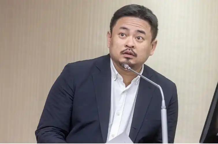 害怕被抓，却偏偏要去南京。这一次，民进党当局的操作，多少有点让人看不懂。
 
9