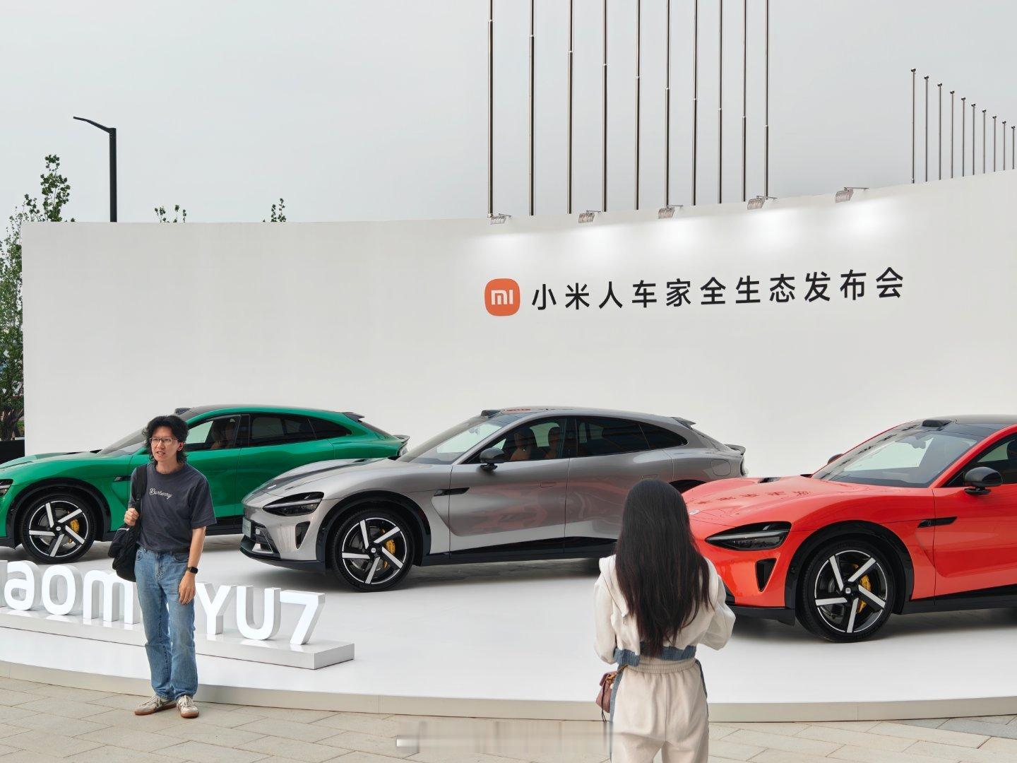 小米YU7最后三个颜色还得等发布会，现场也只有三个主打色，这三个颜色应该是不加钱