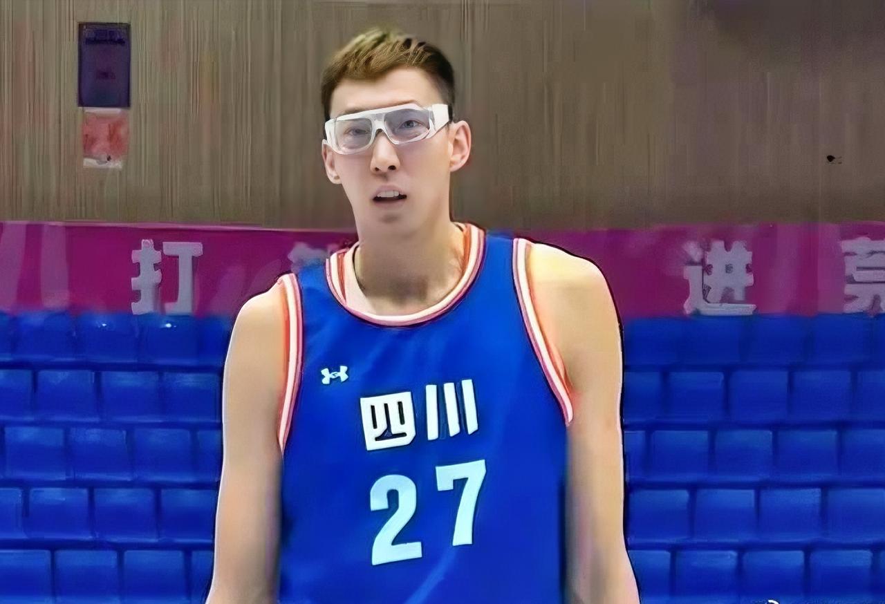 郭艾伦：花最贵的钱，挨最毒的打，四川全运男篮就这样止步半决赛啦？？？
周琦：比赛