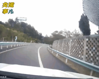 为什么好好的就失控了呢，应急车道这几个在拉呱呢，这下好了，去医院可以继续拉