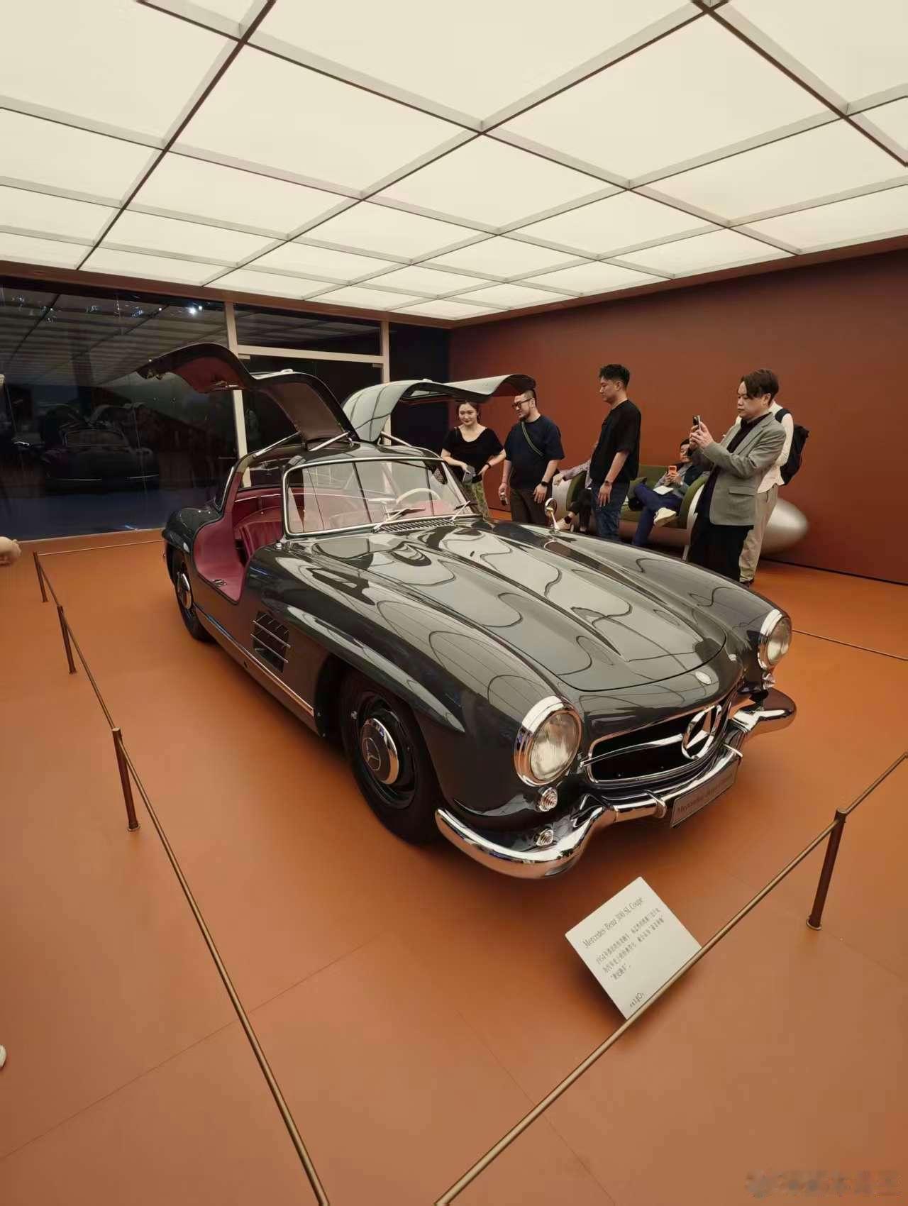 来到奔驰的展馆，群友说道：奔驰的展台更像是一个博物馆，不像是来卖车的。不能买的车