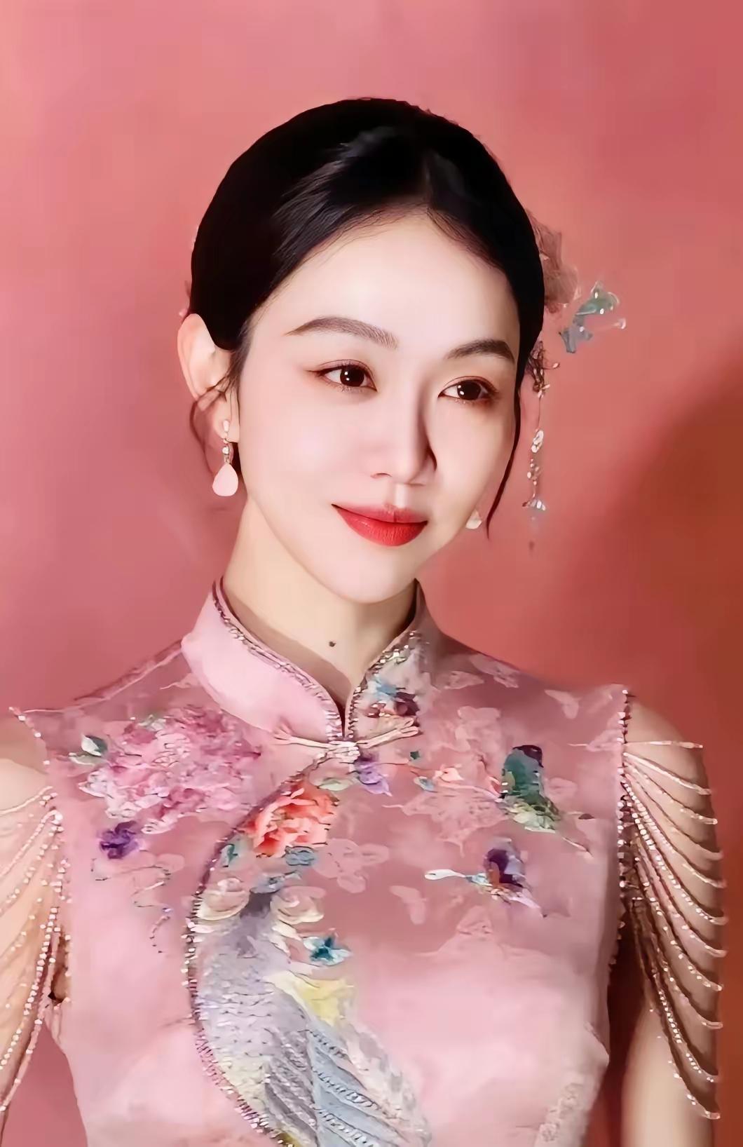 40岁的姜妍凭什么让人觉得“嫁得好”？看完她在春晚《立春》里的样子，终于懂了——