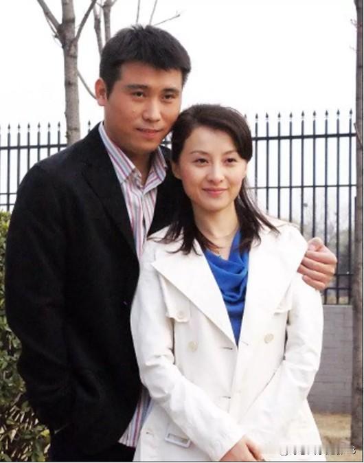 李乃文搂着的这个女孩长相文静，温温柔柔的，美的太突出，太洋气了，看起来青春有活力