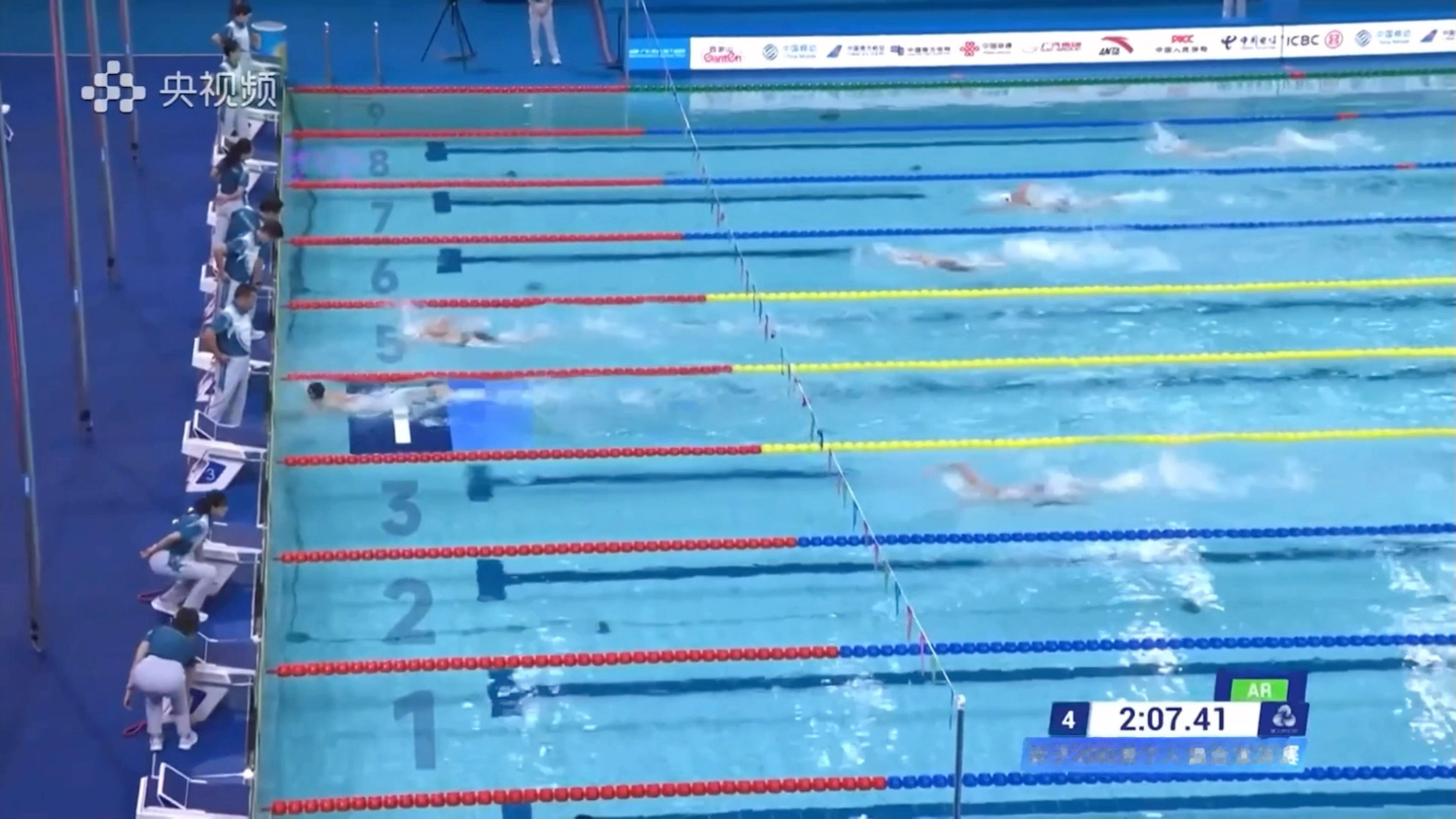 小🐟还抱抱小孩姐摸摸小孩头｜