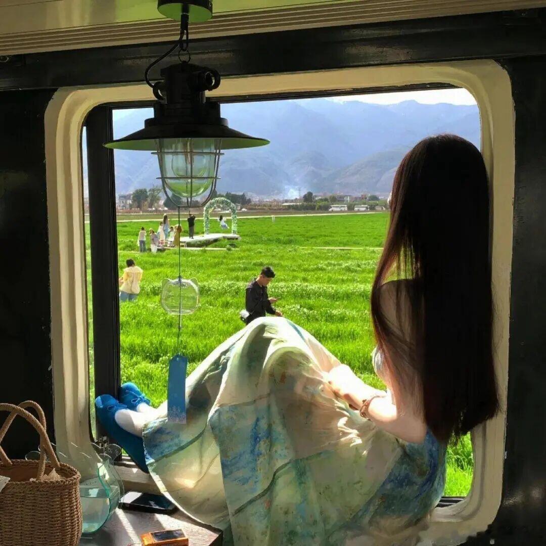 🌷头像分享｜借晚风，赴浪漫风掠过发梢，收集人间零碎的温柔。不必追赶世间喧嚣，自
