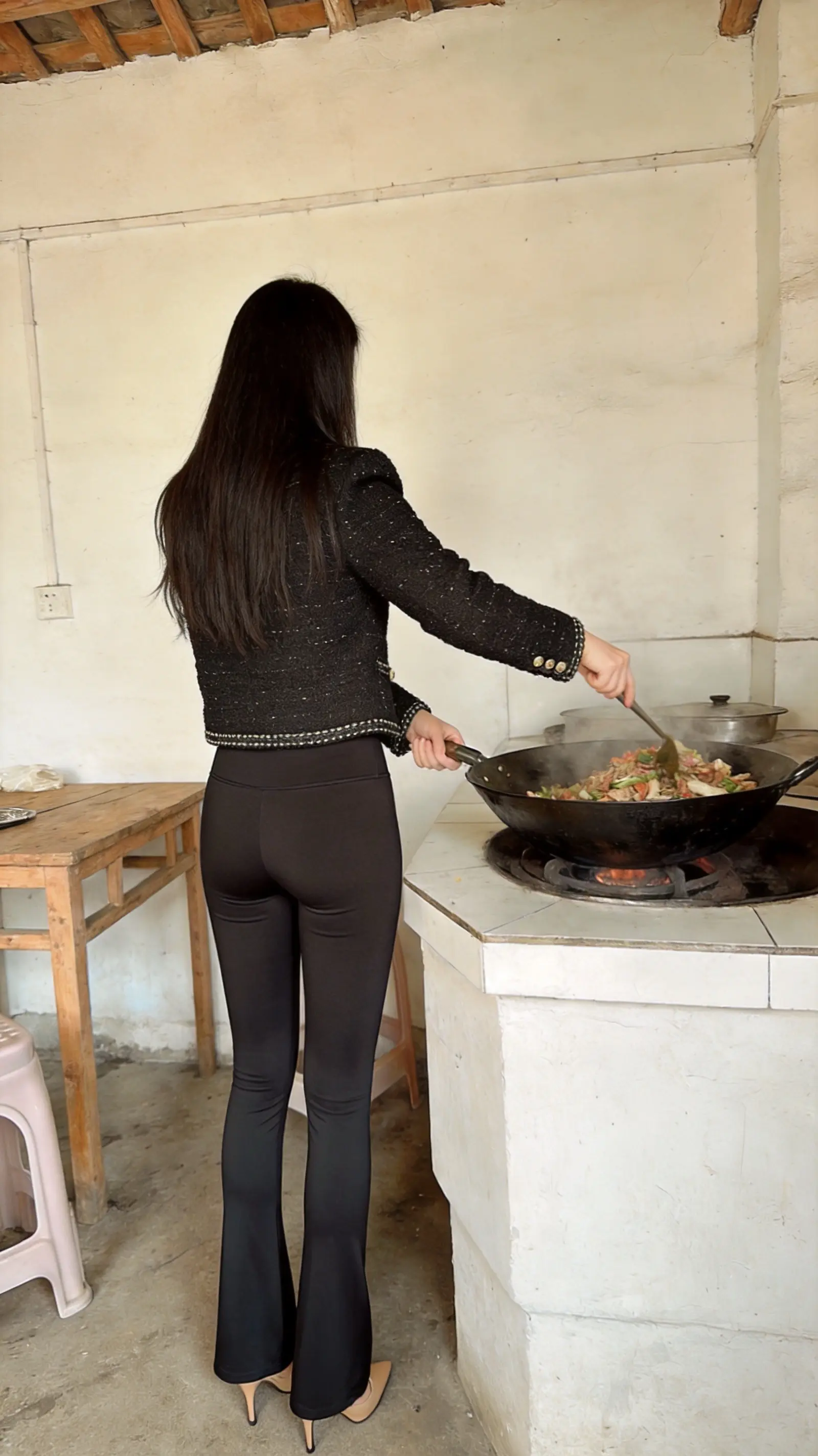以前总被长辈念叨“女孩子要稳当点，别总变来变去”，后来我穿着小香风站在...