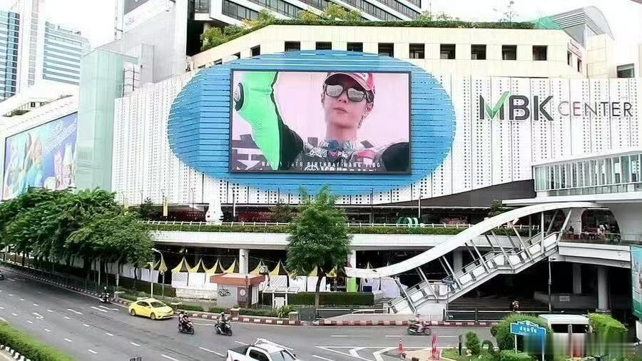 王一博泰国曼谷生日大屏王一博泰国生日大屏王一博泰国生日大屏，绝了，[太开心] ​