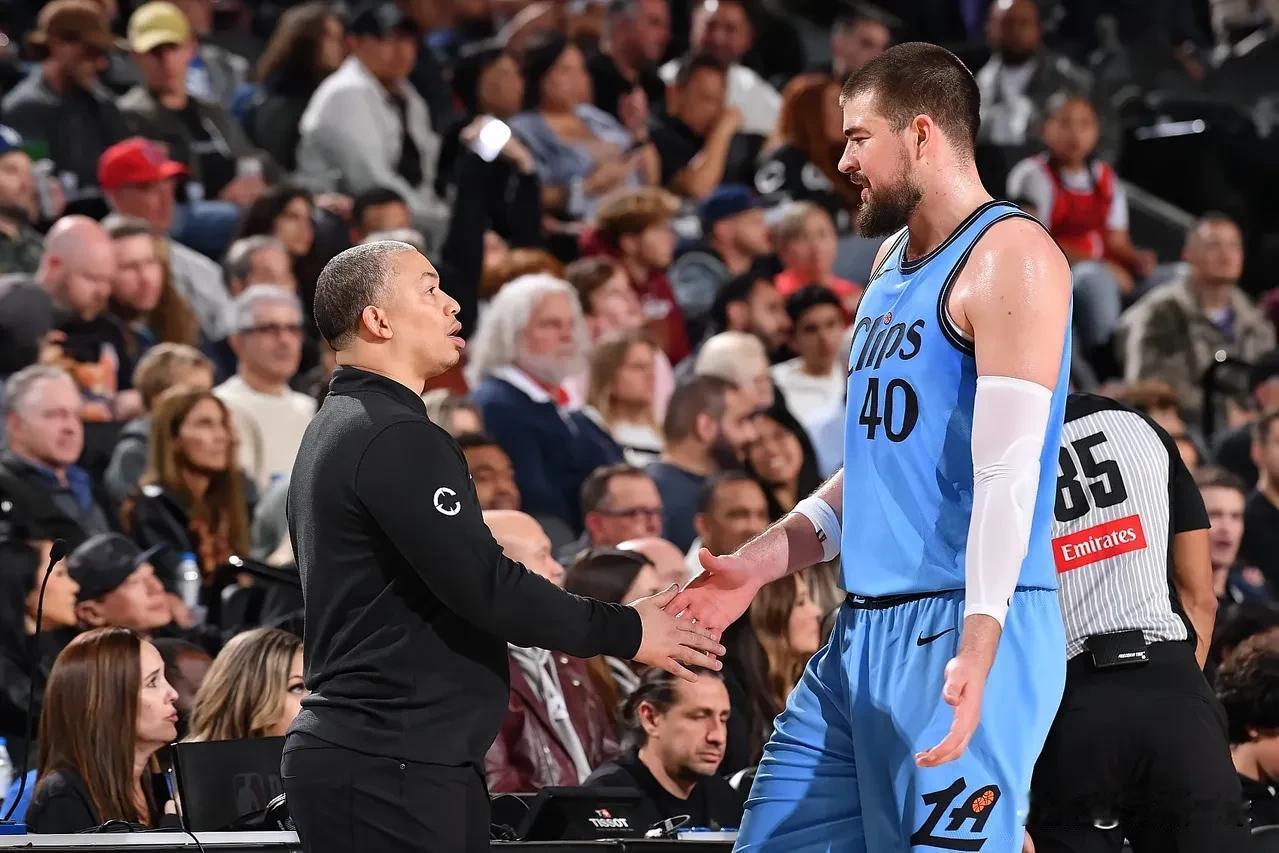 船记：伦纳德因右脚踝扭伤、祖巴茨因左脚踝扭伤，两人明日对阵奇才出战状态成疑。
