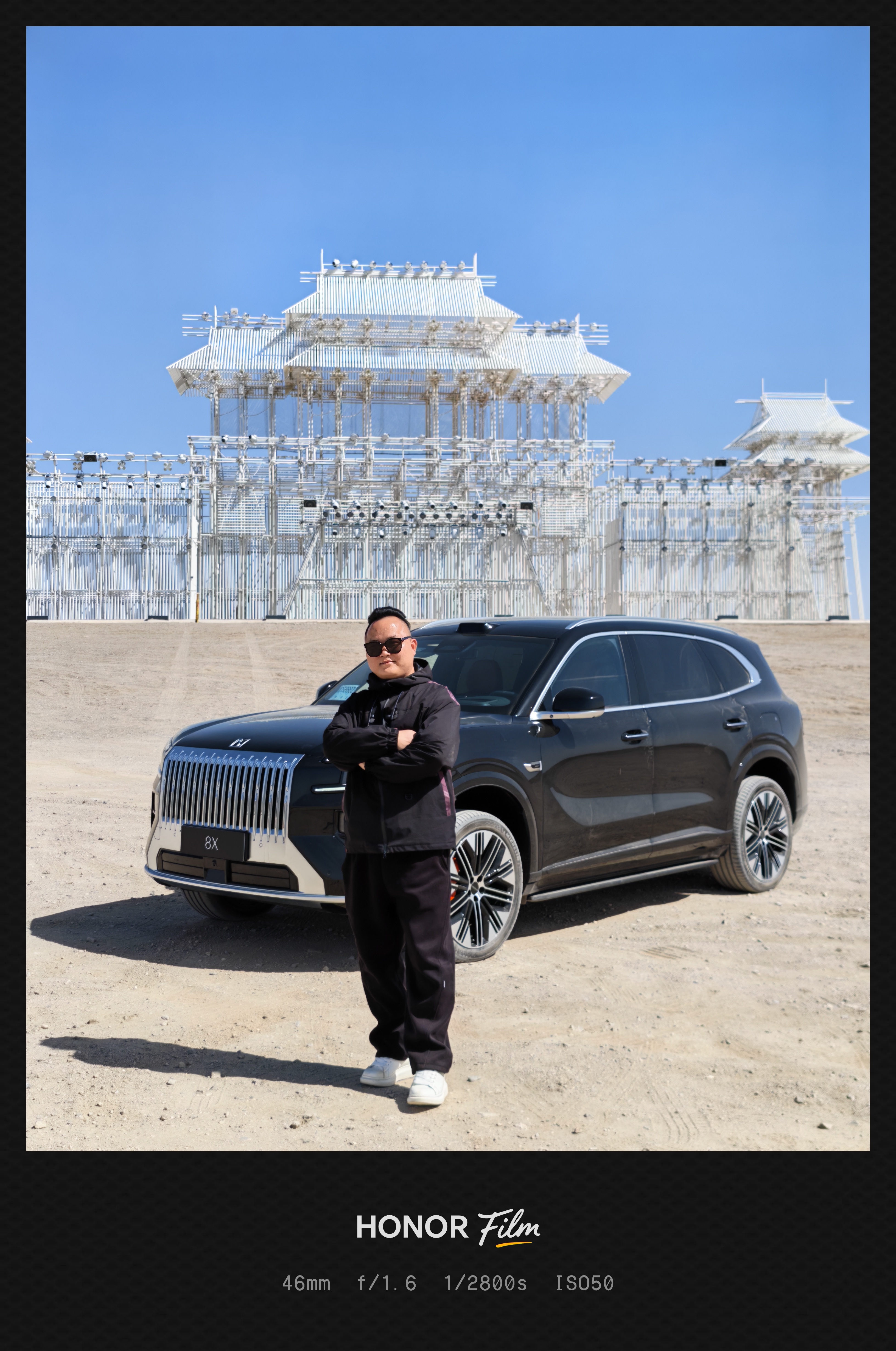 今天在敦煌试极氪8X，这车往戈壁滩上一停，像块被风沙打磨过的玄铁，车身线条干脆利