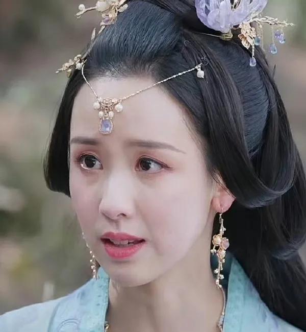 感觉这种脸型，很容易挂不住肉……
一直觉得陈都灵很美，但看剧的时候也发现了一个变