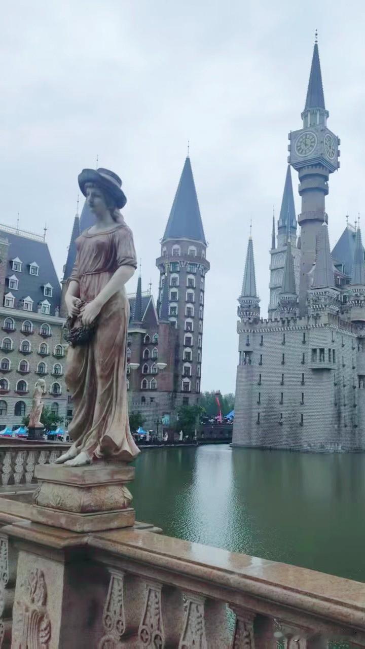 雨中的石家庄美术学院，别有一番韵味。雨滴落下，打在学院独特风格的建筑上，仿佛奏响