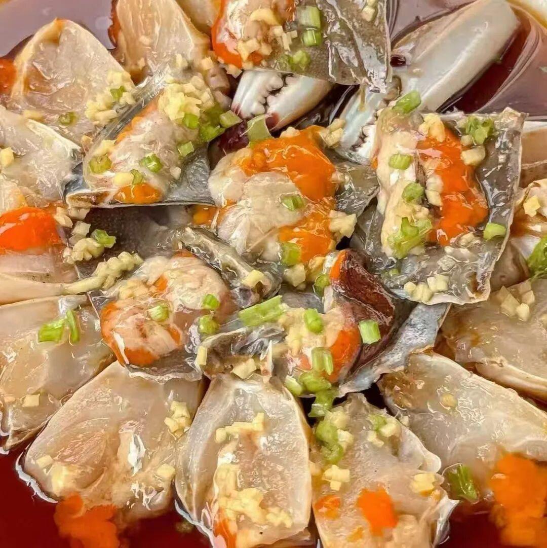 “嘴馋惹的祸！”浙江宁波，一老太在家自制生腌蟹，晚上拿出来一家三口都吃了，结果，