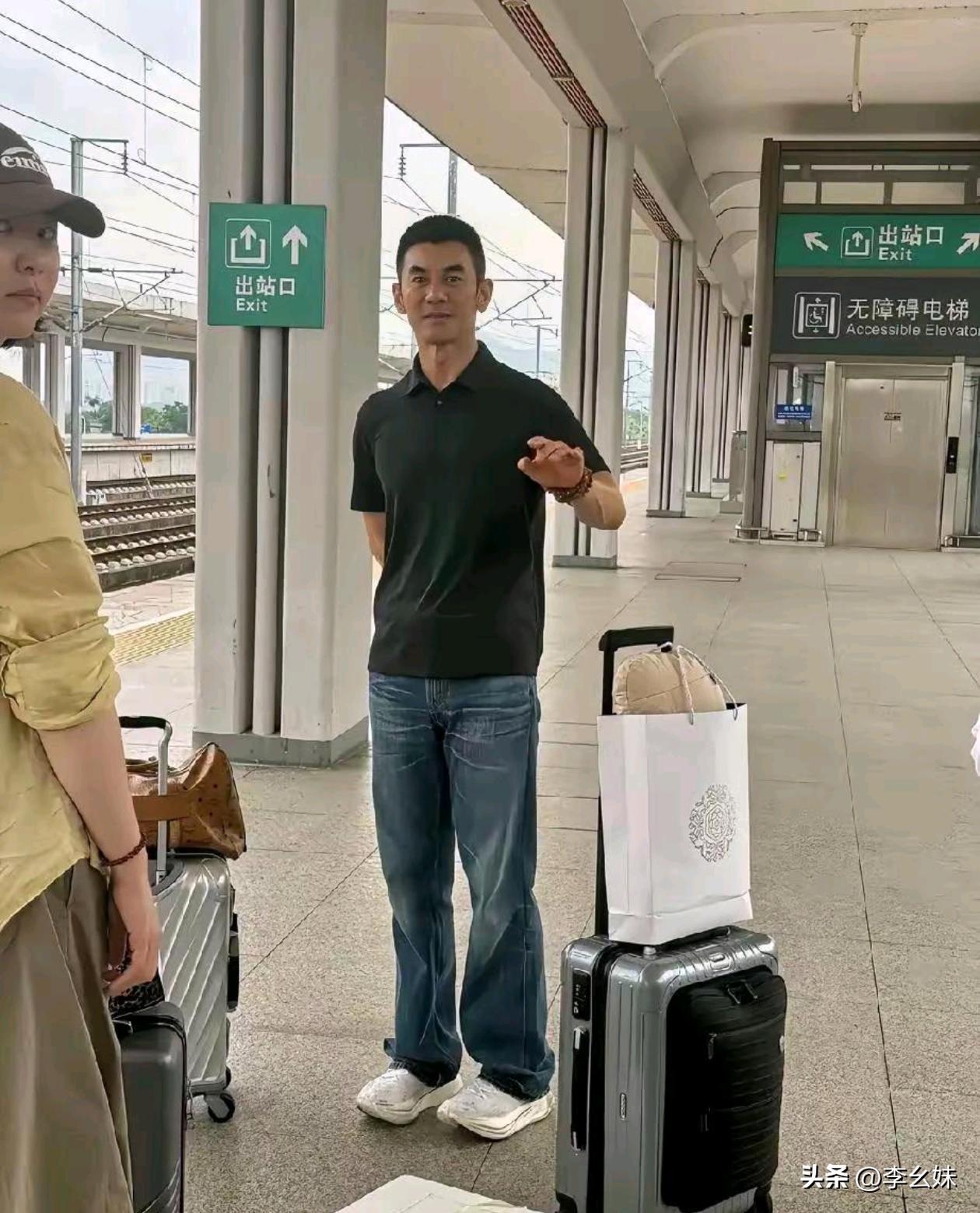 这人看着好眼熟啊，就是一时半会想不起来名字叫啥了