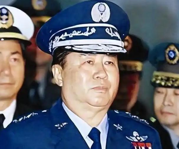 台湾首任军事大学校长，退役上将夏瀛洲曾说：当年佩洛西窜台，解放军趁势突破了海峡中