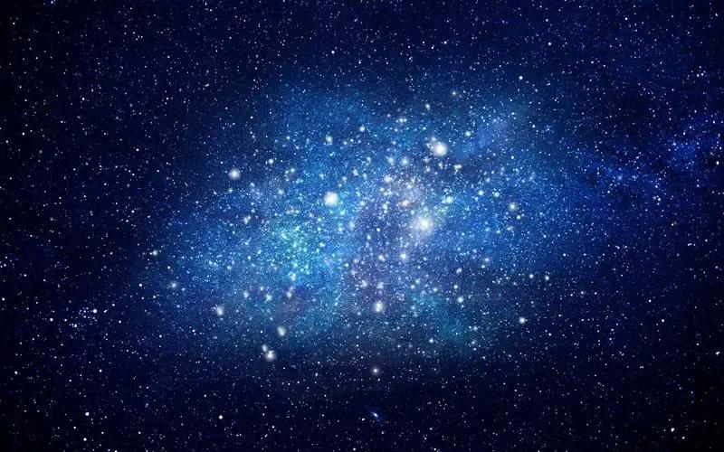 我看见
繁星落进你的眼睛
于是你看向我时
世界一片光明

我看见
你和雪轻叩我的
