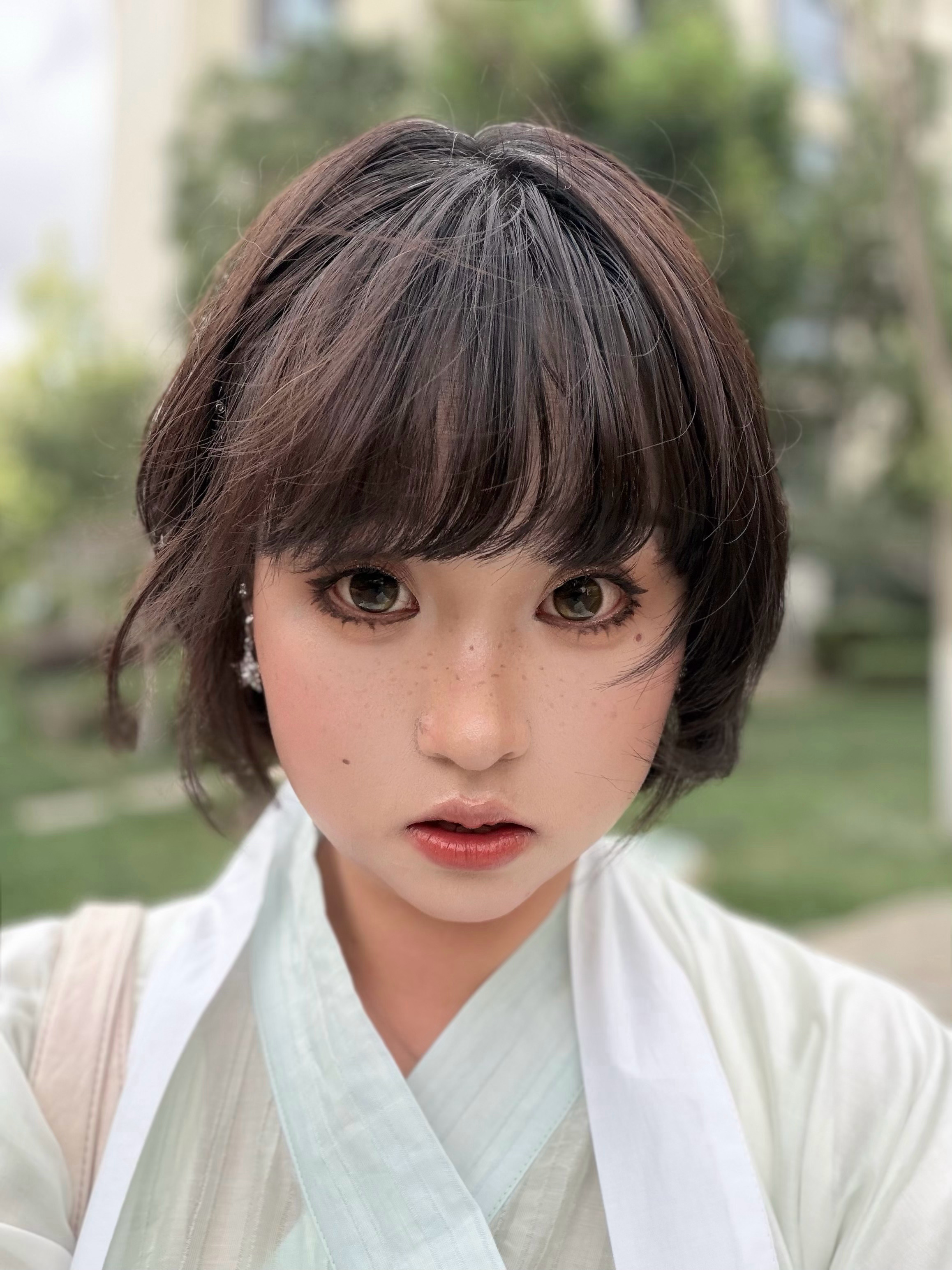 大明蓬蓬裙汉服也是让我穿上了，叠了个衬裙有点汉洋折衷的感觉，妆完全是突发奇想和衣
