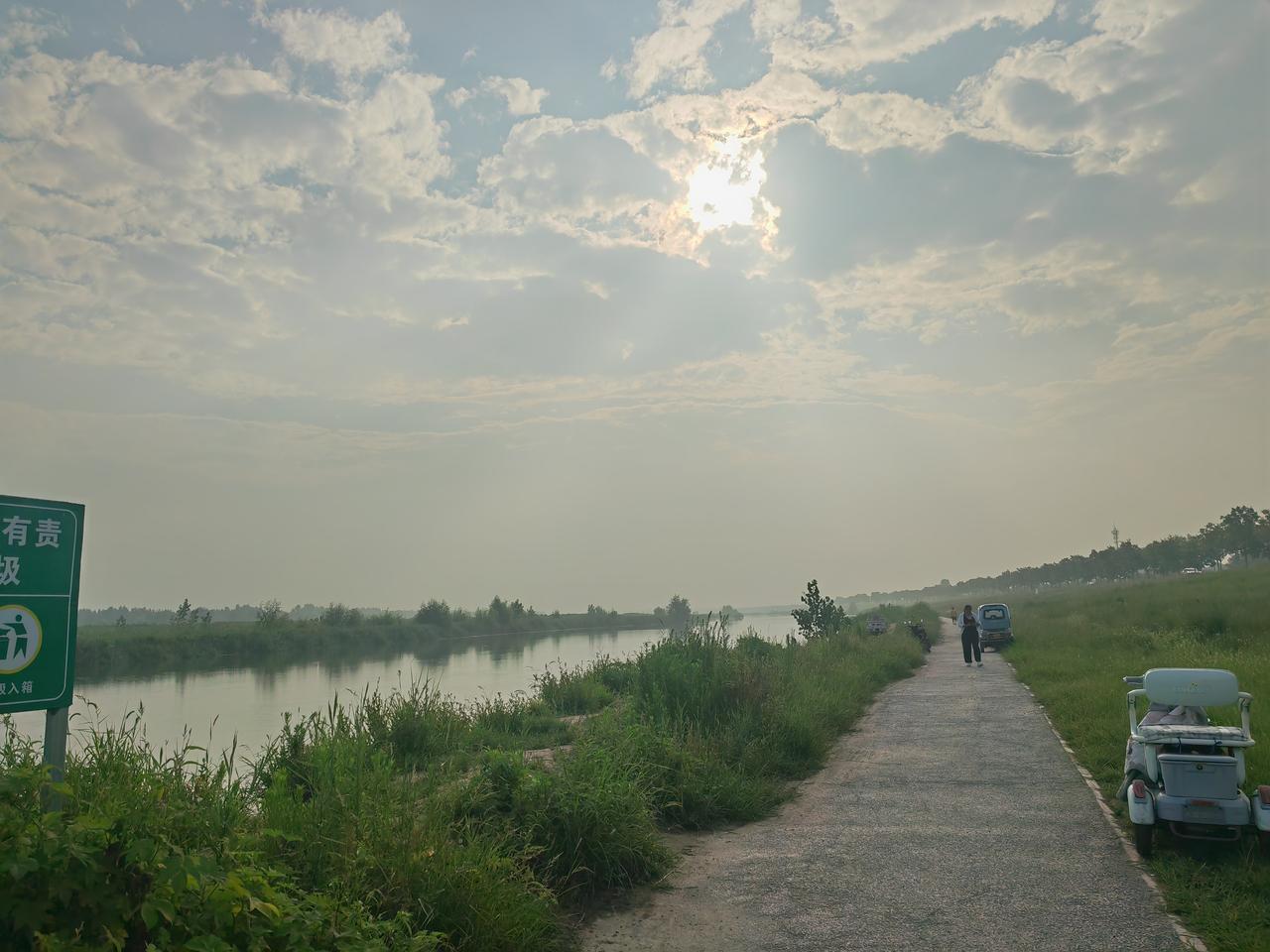 分享一张你最近随拍的照片滹沱河的早晨，空气清爽，河两岸绿意盎然，河水满溢，波澜不