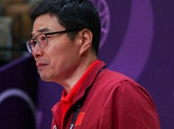 男篮亚洲杯前，CBA公司召集各家俱乐部老总开了个会，会上这些投资方联合对协会施压