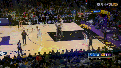 湖人超级后卫里弗斯真是太目中无人了！在今天湖人主场迎战魔术的比赛中，当时比赛进行