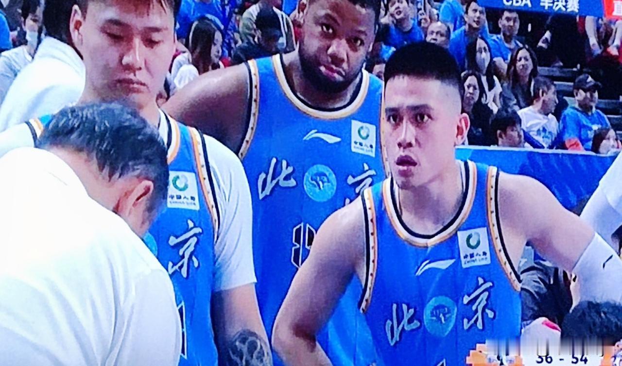 北汽男篮与上海男篮的G3战况
5月20日晚季后赛半决赛北京北汽男篮对阵上海久事男