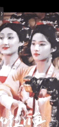 网友说卢昱晓开了瘦脸特效，不应该吧 ​​​