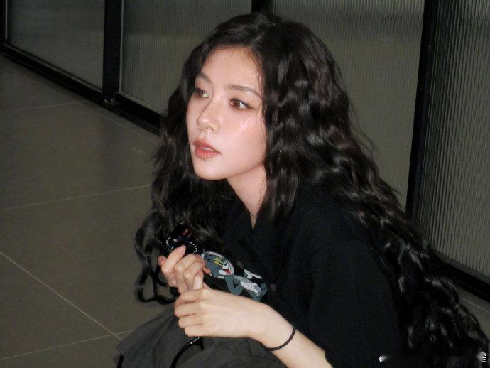芒果TV连发十条宋妍霏家人们，芒果TV十条宋妍霏真的美出圈，这舞台表现力，舞台肯