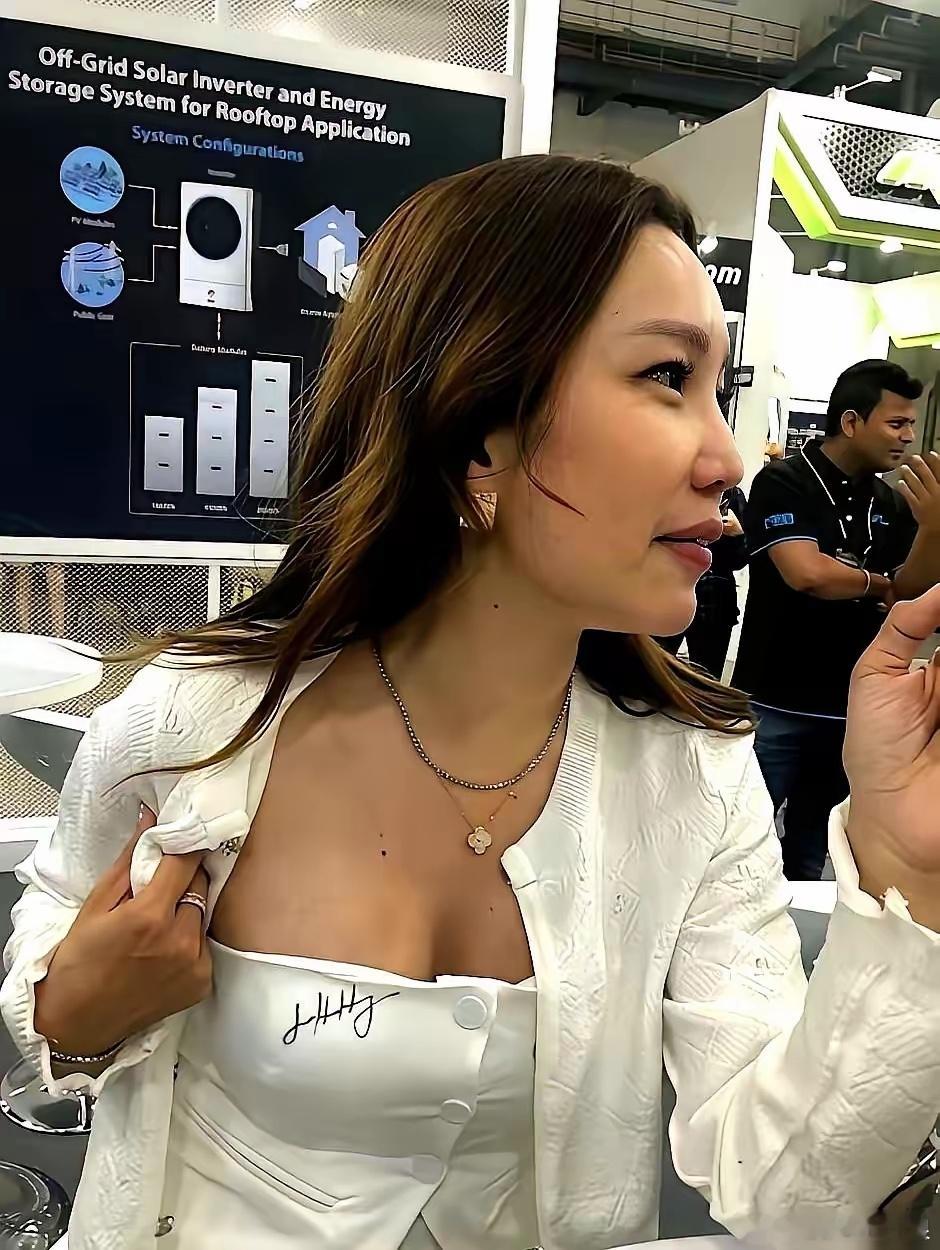 英伟达那个老板，黄仁勋，又被镜头给逮住了。一个女粉丝挤到前面，穿着白色紧身衣，直