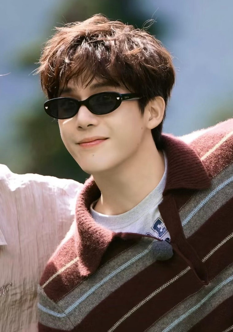 王安宇张力拉满了王安宇穿了黑色背心 黑背心配王安宇，简约但不简单。他的身形撑得起