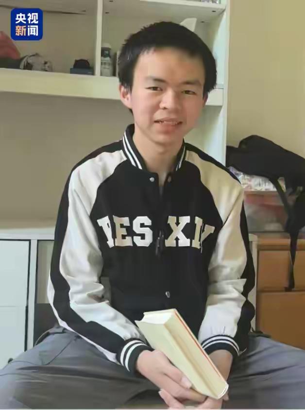 湖南新化，一位高三毕业生贺永辉从小患先天性马蹄足外翻，虽然先后做过4次手术，但至