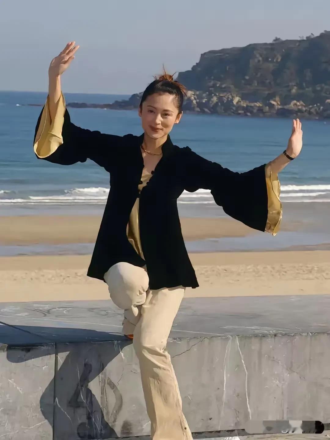 陈红年轻时绝对是美女，
现在已变成大妈，
岁月真的无情，
所有人都一样。
此时的