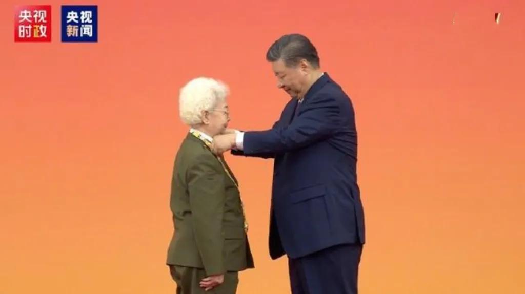 96岁高龄的田华，佩戴荣誉奖章，以庄严敬礼展现老艺术家的风骨与信仰，岁月悠悠映初