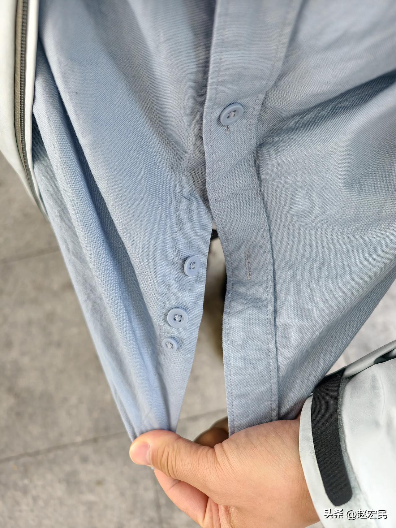 衬衫最下方为什么多了两个扣子？有什么功能？ ​​​