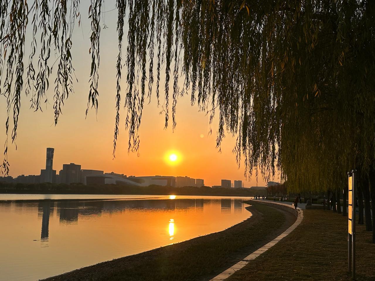 这是郑州东部的象湖美景，夕阳下的象湖，犹如一幅绝美的油画，缓缓的展现在每一个游客