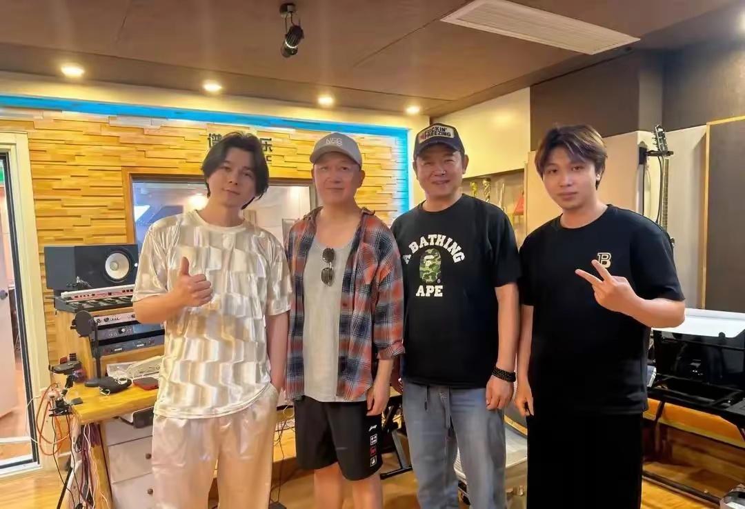 潘粤明三亚悠闲会友，昔日男神如今从容变大叔，放下身材管理，他活出了更自在的模样。