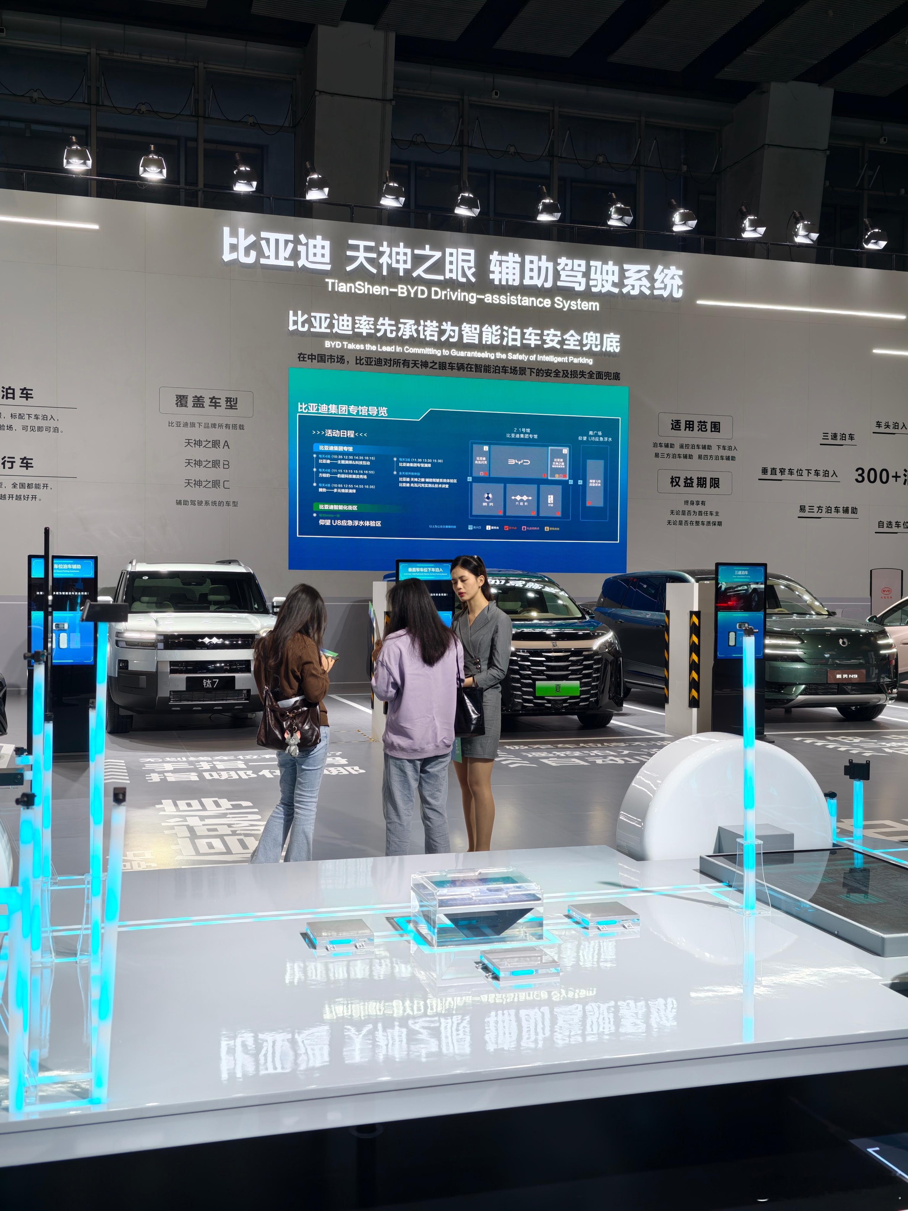 广州车展上，比亚迪王朝系列旗舰进一步开启OTA，车位到车位能力解锁，比亚迪成为传