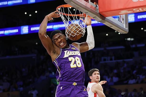 八村塁这个人也是挺矛盾的，明明球队落后，明明自己站在三分线外，明明也已经出机会了