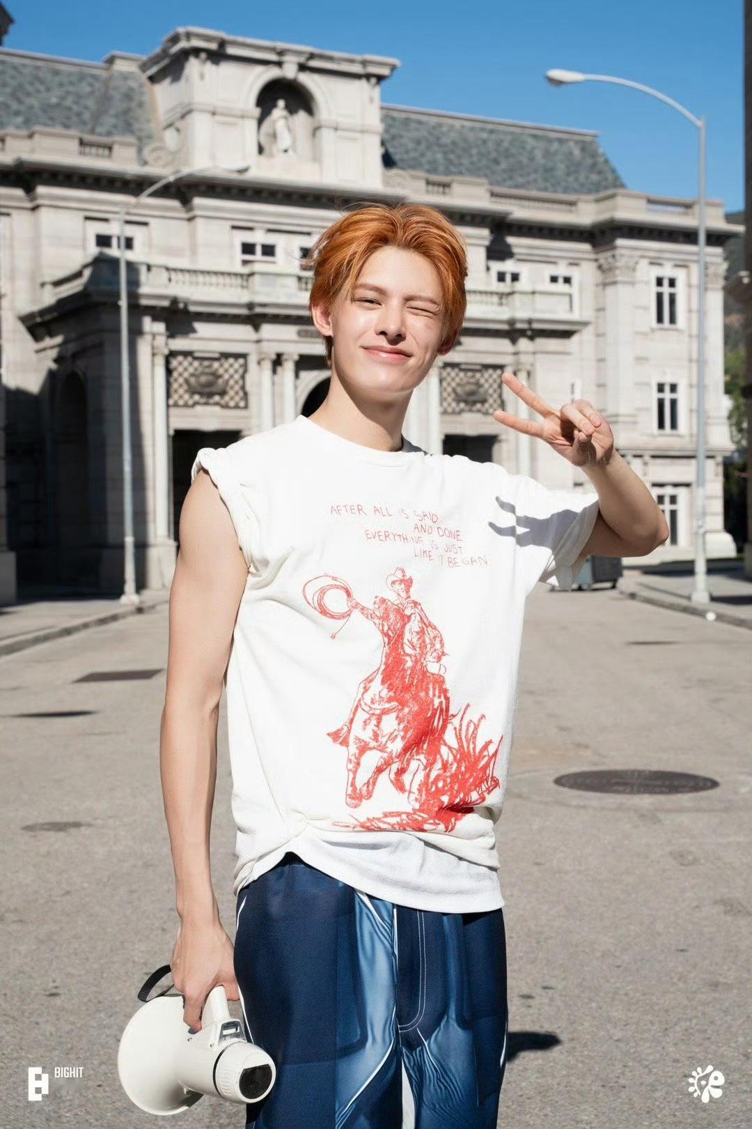 赵雨凡JAMES 🦅赵雨凡 翻开相册发现了剪刀手詹詹✌🏻差不多的手势，不一样