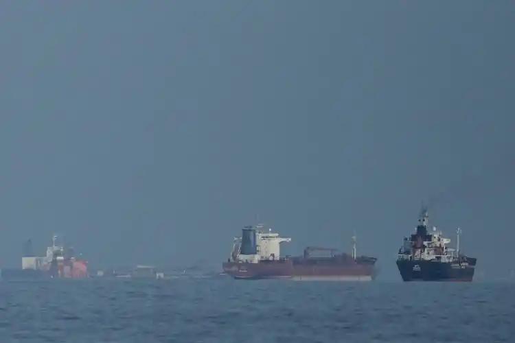 7月24日，霍尔木兹海峡，一艘商船的机舱被导弹打穿、同一天，美军B-1轰炸机完成