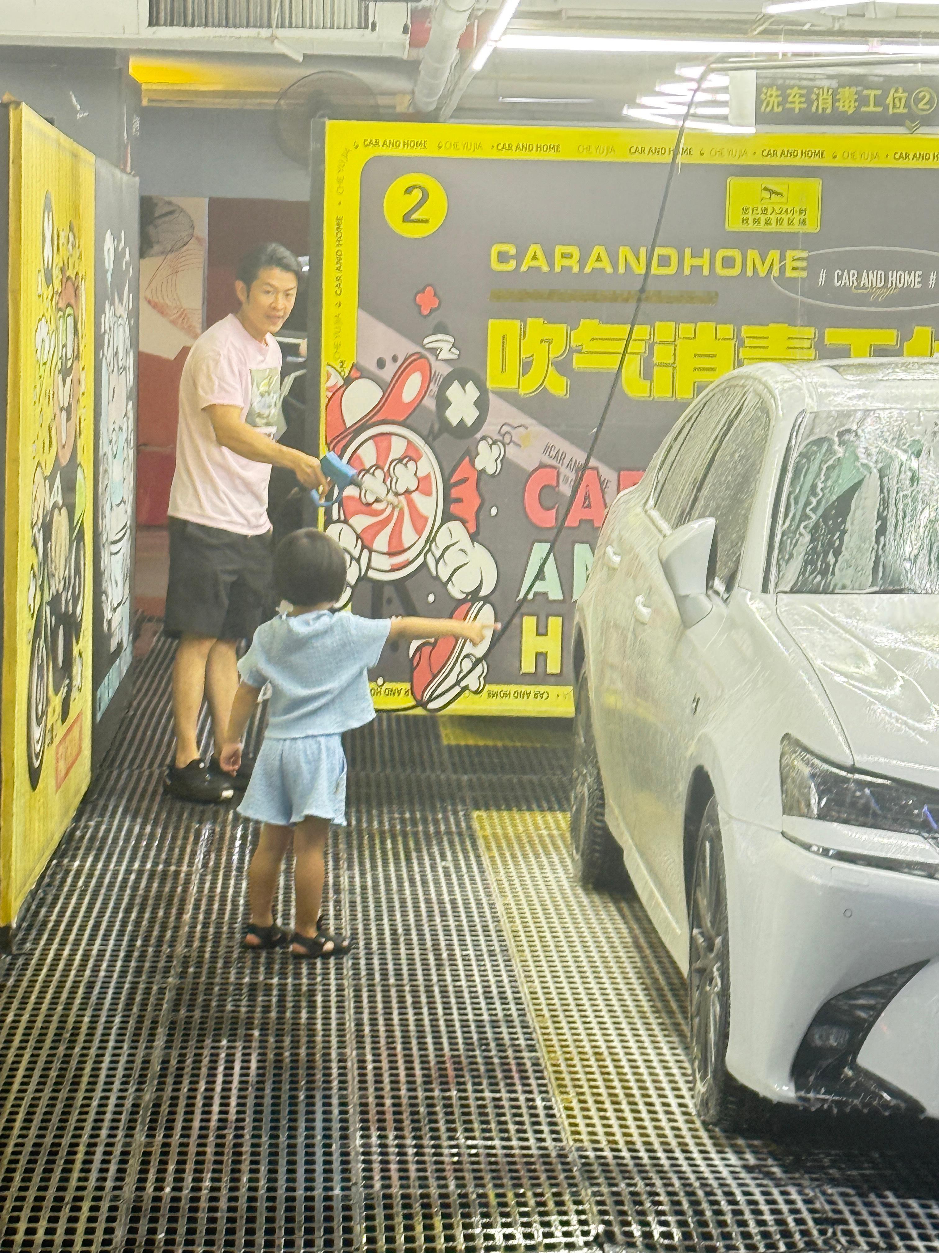 不知道带孩子玩什么的时候可以试试带孩子自助洗车，消费10元，孩子玩的那叫一个开心