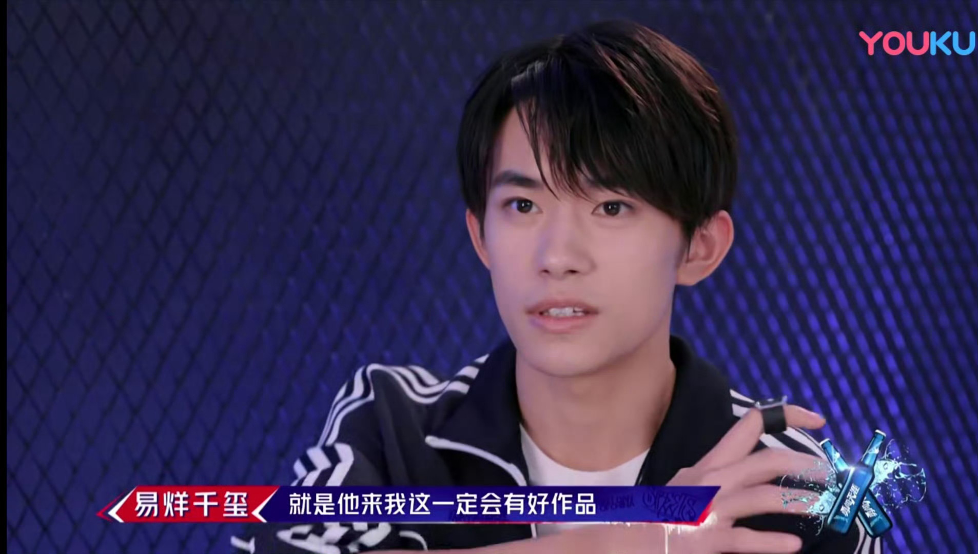 易烊千玺四字 易烊千玺 yyqx 四字弟弟 调皮的时候不好好带戒指💍你们看他戴