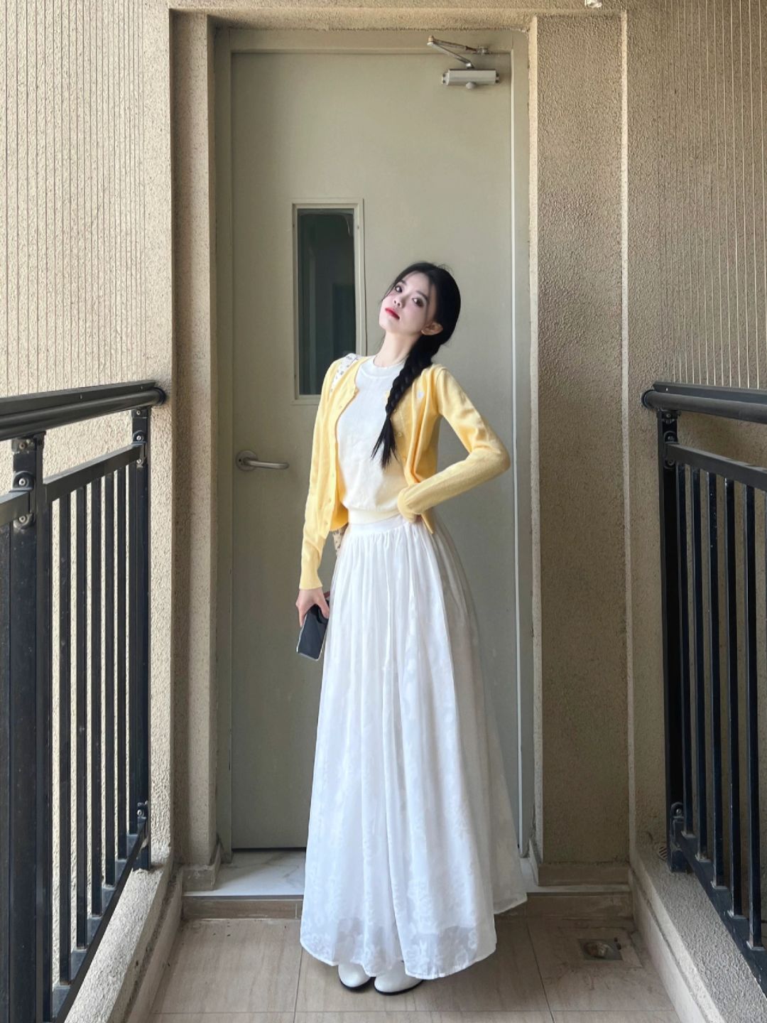 我想今年会流行鹅黄色！是不是因为穿起来