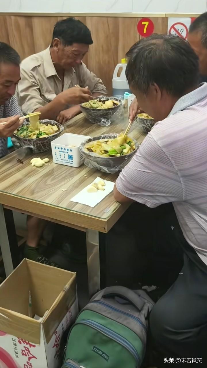 “看到那位大叔咽口水的样子是真的饿了，不像是骗人”。

河北女子“唐糖”9月10