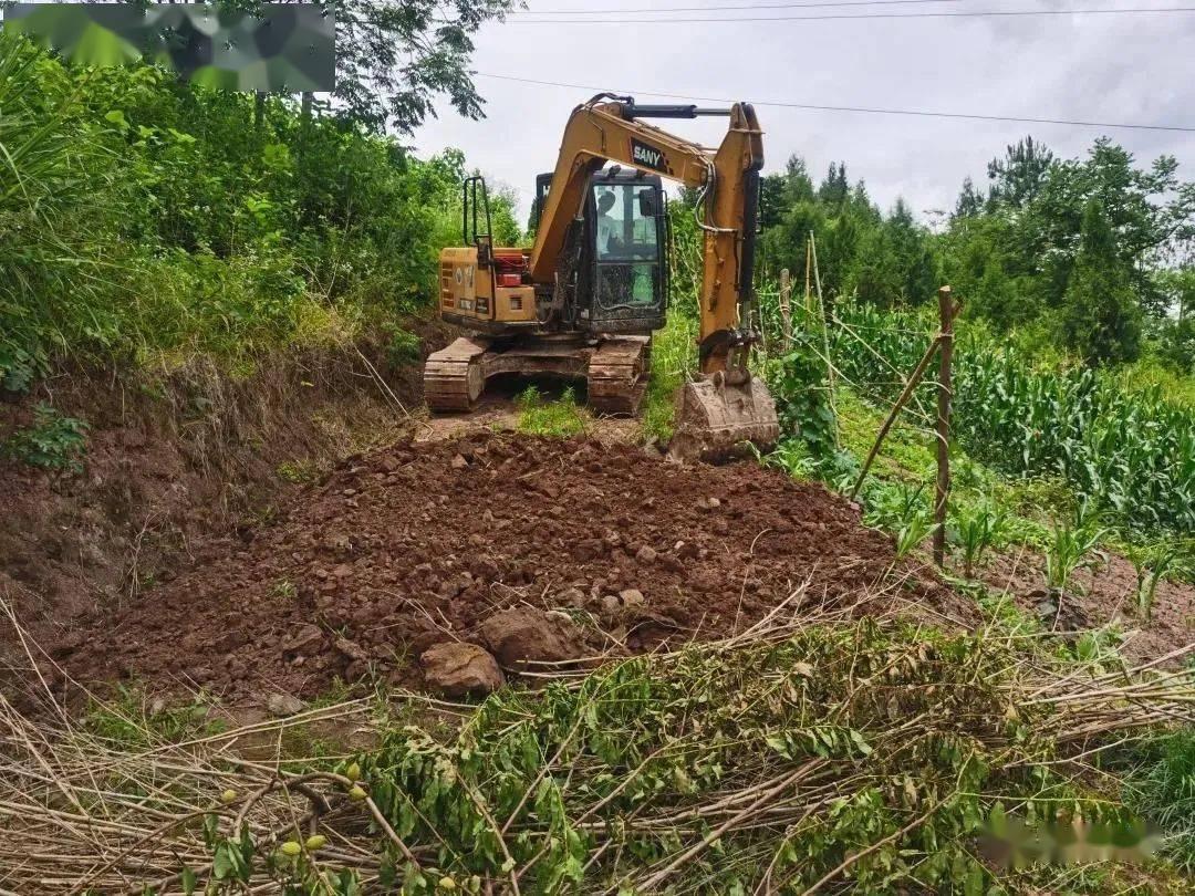 河南信阳，一农妇家的地被建设项目占用，她拉着儿子拼死拼活挡工，冲突中，她不慎刺伤
