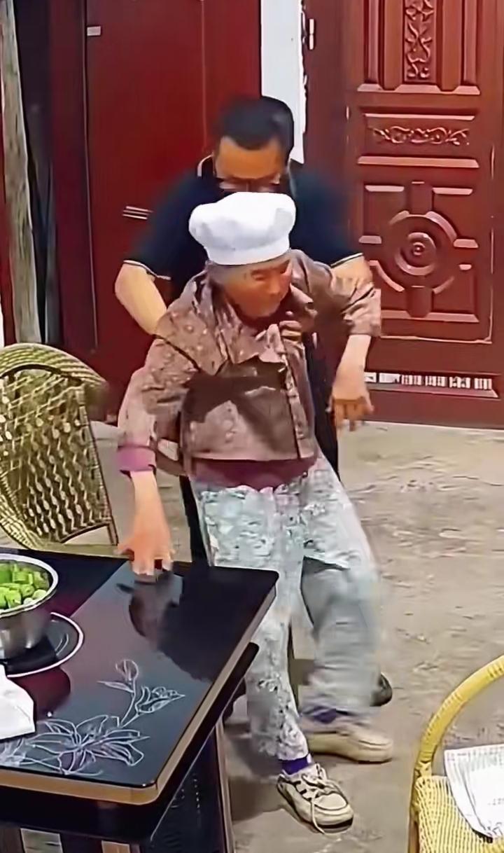 寿宴上男子抱起母亲，让母亲落座祝寿，这份孝心毋庸置疑，看得出来是真孝心。不过现场